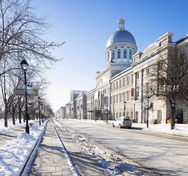 Vieux Montreal Rue de la commune city在一个阳光明媚的冬日